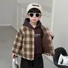 Conjunto Matelassê para Meninos Outono Inverno 2026 Novo Casaco Xadrez Espesso Infantil Moletom com Fleece de Inverno Conjunto de Três Peças