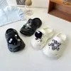 Sapatos Furados Bola de Carvão Preta Desenho Animado Meninas 2026 Verão Novo Estilo Pai-Filho Sapatos Casuais Sandálias Sapatos de Praia