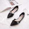 Sapatos femininos de verão 2025, novos, boca rasa, bico fino, macios, com solado lateral vazio, brisa noturna, suave, trabalho, ervilhas