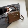 Bolso de hombro texturizado para mujer, novedad de verano 2023, bolso cuadrado pequeño, portátil y sencillo, bolso de mensajero con cadena texturizada de estilo coreano.