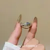 Ráfaga fresca y refrescante de pedrería de gota de agua azul brillante pedrería pavé anillo ondulado irregular diseño de nicho sentido de diseño tacto de alta gama anillo de dedo