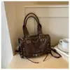 Bolsa de Mão Elegante para o Dia a Dia Bolsa Boston 2026 Nova Moda Versátil Bolsa Transversal Feminina Estilo Motociclista Bolsa Almofada