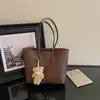 Estilo europeo y americano, textura tejida, ligero, lujoso, retro, casual y adecuado para ir al trabajo; Bolsa de hombro tipo tote para mujer 2026 de gran capacidad, minimalista, con acentos decorativos