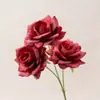 Flores de Seda Flores Artificiales Plantas Verdes Flores Artificiales Rosa de 3 Cabezas Textura de Malla Flores de Rosa Paisajes de B&B Ramilletes de Boda Arreglos Florales Ramilletes de Flores Decorativos