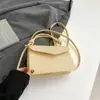 Bolsa de ombro e transversal estilosa com textura de cor sólida, nova bolsa quadrada pequena com padrão trançado 2025, bolsa popular para o trabalho feminino deste ano