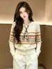 Elegante cardigã de tricô listrado com gola redonda e manga longa para mulheres, nova moda de início de outono 2026, top estilo lenço de seda chique