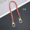 Lujoso Lanyard Pequeño de Cuero Estilo Chanel para Teléfono con Cadena Metálica, Accesorio de Bolso de Cadena Tejida, Pulsera Corta de Mano Estilo Diosa