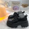 Sapatos Pequenos de Couro Versáteis Estilo Britânico Retrô para Mulheres 2026 Nova Coleção Primavera Loafers Franceses de Couro Envernizado com Cadarço de Solado Grosso e Bico Redondo
