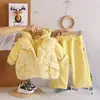 Conjunto Grueso de Terciopelo Casual para Niñas 2026 Invierno Nuevo Elegante Chaleco Cálido Conjunto de Tres Piezas Mayoreo