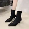 Chegada Nova Outono 2026 Botas Finas de Bico Fino Moda Decoração de Metal Salto Agulha Botas Curtas Moda Tendência Botas Femininas