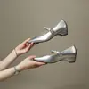 Sapatos Femininos de Bico Fino Estilo Francês Retrô com Uma Tira, Strass e Design Mary Jane, Estilo Novo da Primavera de 2026, Adequados para Combinar com Saias