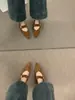 Sapatos Mary Jane de camurça estilo coreano para mulheres, que aumentam a altura, com bico fino e baixo, gentis e elegantes, versáteis para o uso diário e o trajeto para o trabalho.