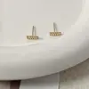Aretes pequeños de barra de oro en relieve ~ Chapados en plata S925 oro de 18K rectangulares al por mayor forma de escalera de flores brillantes mini aretes japoneses y coreanos