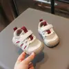 Zapatos deportivos modernos y funcionales para bebés y niños pequeños, nuevo diseño ligero adecuado para el uso diario durante la etapa de aprender a caminar, cómodos zapatos para caminar