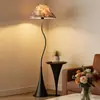Lámpara de pie de ambiente vintage estilo francés, de pie junto al sofá de la sala, estante decorativo integrado, lámpara de dormitorio