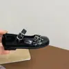 Colgante de Metal Decoración de Tira Cruzada Zapatos Bajos de Cuero Estilo Punk 2026 Principios de Otoño Artículo Versátil Europeo y Americano
