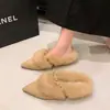 Zapatos de Felpa con Punta Aguda Estilo Retro Coreano Temperamento para Mujer 2026 Estilo Otoño Abuela Felpa Cálida Versátiles para Persona Perezosa Algodón Medias Zapatillas