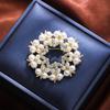 Venta al por mayor, broche de perlas nuevo de estilo coreano para mujer, broche de flores con incrustaciones de diamantes de alta gama, broche para ropa, broche para cuello, hebilla para bufanda de doble uso
