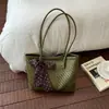 Bolsa de mano de lujo de alta gama para mujer, nuevo modelo de verano 2026, bolso de hombro con patrón tejido de nicho, bolso de mano de gran capacidad