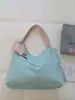 Bolsa tote floral em relevo verde menta clara, bolsa de ombro estilo coreano para jovens senhoras, oferecendo uma sensação suave e refrescante para passeios de verão