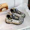 Zapatos para niños 2026 otoño nuevo modelo zapatillas antideslizantes de botón para niños mayores, marca de moda zapatos Forrest Gump, transpirables para correr