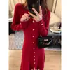 Vestido de punto rojo con cuello alto para mujer Lin Yan'er, nuevo estilo otoño e invierno, entallado a la cintura, elegante, vestido suéter de un solo pecho