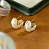 Aretes Personalizados de Perlas Doble Cara Estilo Chanel Letra C, Nuevos Aretes de Botón Blancos para Mujer con Borde Metálico, Lujo Ligero con Sentido del Diseño