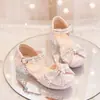 Sandalias de Moda para Niñas con Lazo de Pedrería y Tacón Grueso de Punta Cerrada Verano 2026 Nuevas Sandalias Versátiles para Exteriores para Niños
