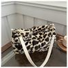 Bolsa de estampa de leopardo de grande capacidade simples 2024 nova bolsa de pelúcia da moda moderna bolsa de ombro portátil Mao Mao