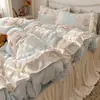 Juego de Cuatro Piezas Grueso Cálido de Invierno Estilo Encaje de Leche Estilo Coreano Estilo Princesa Estilo Falda de Cama Funda de Edredón de Coral Fleece Sábana