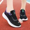 Novos sapatos femininos de verão malha grande respiráveis versáteis sola macia sapatos casuais leves tênis de corrida esportivos malha senhoras verão