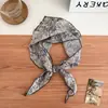 Pañuelo de seda artístico y estilo vintage, pañuelo triangular, pañuelo para la cabeza, pañuelo pequeño para el cuello, con un aspecto sofisticado, nueva colección otoño/invierno 2026 para mujer