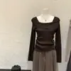 Elegante y estilizada camiseta base de punto para mujer, nuevo top de moda para principios de otoño e invierno 2025 para usar solo