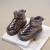 Botas de neve femininas, novo estilo de inverno 2026, quentes, de sola reta, forradas com fleece, botas de algodão espessadas, botas impermeáveis de cano curto, outono