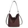 Bolso tote de ante de gran capacidad para mujer, nueva colección otoño 2026, bolso cruzado retro y versátil, bolso de hombro simple, bolso tipo cubo