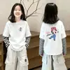 Camiseta de algodón de manga larga con cuello redondo y estampado de chica de dibujos animados, corte holgado, versátil, con rayas, imitación de dos piezas para niñas pequeñas