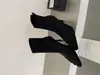 []2026 saltos agulha bico fino, nova coleção outono/inverno, botas elásticas justas com zíper traseiro, botinhas de camurça bico quadrado retrô