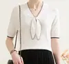 Camiseta Feminina Manga Curta 2026 Nova, Respirável, Gola V, Detalhe Colorido com Laço, Top Tricô de Seda Gelada para Mulheres