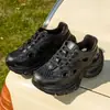 Zapatos de agujeros de suela gruesa para mujer para usar como calzado exterior en el verano de 2025, nuevas chanclas de playa antideslizantes con punta cerrada y sandalias 'daddy' elevadas para mujer