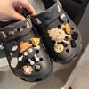 Nuevos zapatos de agujero de elfo bola de carbón color blanco y negro conjunto de flores pan café hebilla de zapato pantuflas accesorios desmontables