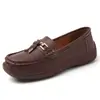 Novos mocassins de ajuste largo, sapatos baixos casuais femininos, sapatos mom de material macio e sola macia, mocassins femininos confortáveis de tamanho grande