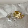 Anillo de Flor Hueca Texturizada para Mujer Francés Lujo Ligero Retro Moderno Tendencia Individual para el Trabajo Anillo Versátil para el Dedo Anillo