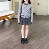 Suéter Superior de Punto para Niña Otoño/Invierno 2026 Cárdigan de Punto con Lunares Franceses Vintage Abrigo Elegante Versátil para Niñas Pequeñas