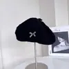 Boina Colorida Lisa com Laço Fofo Moda para Mulheres Outono e Inverno Casual Versátil Boné para Frente Estiloso Tendência Boné Bico de Pato