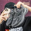 Novos sapatos masculinos de verão, tênis casuais esportivos respiráveis e versáteis para homens, adequados para o trabalho e para correr, com solas grossas antiderrapantes e design robusto