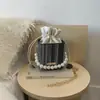 Bolso de Cubo de Paja con Perlas Estilo Dulce para Mujer Bolso de Verano 2025 Nuevo Bolso de Hombro de Color Contrastante Bolso Cruzado de Moda