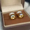 Aretes cuadrados de perlas con diseño de encaje de leopardo color café retro estilo francés, adecuados para usar en la parte delantera o trasera de la oreja, un accesorio ligero, moderno y elegante que complementa cualquier atuendo
