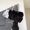 Bolso de mano de felpa de alta gama para mujer, bandolera de hombro con cadena de alta calidad, estilo socialité, para otoño e invierno, 2023