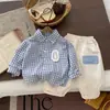 Nuevo y elegante atuendo de otoño y primavera para niños: camisa de algodón a cuadros, chaleco de punto y pantalones - un conjunto de tres piezas de estilo preppy