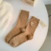 Meias de veludo de mink novas para Outono e Inverno meias femininas de comprimento médio para a panturrilha bordado de rosto sorridente forradas com fleece grossas quentes à prova de frio meias para pós-parto meias-calças